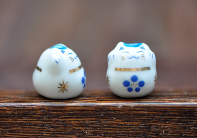 10 beads- Porcelain Lucky Cat beads 13mm, Ceramic Maneki Neko, Drilled with hole, White Blue Kawaii Cat-(TC-150)